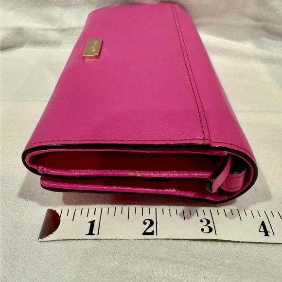 Kate Spade VGUC Bubblegum Pink
Leather VillabellaAve Mara Bow Wristlet
W/COA - Picture 5 of 12